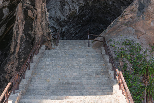 Σκαλοπατιών βαδίζει προς το σπήλαιο στο Arta, Μαγιόρκα, Ισπανία. - Φωτογραφία, εικόνα