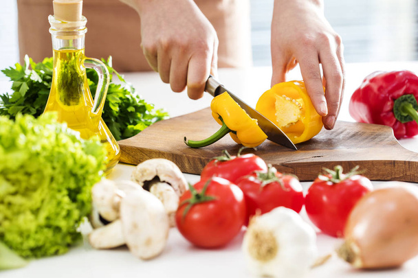 Donna mani taglio verdure in cucina
 - Foto, immagini