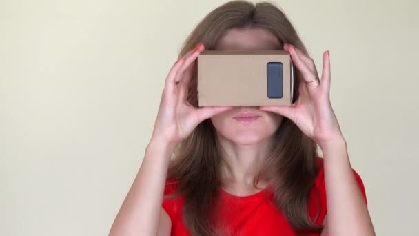 Ernstige vrouw met behulp van kartonnen virtuele bril - Video