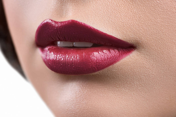 Крупный план губ женщины с помадой или блеском для губ
 - Фото, изображение