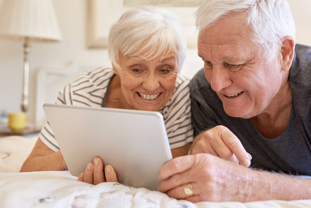 couple using  digital tablet  - Foto, afbeelding