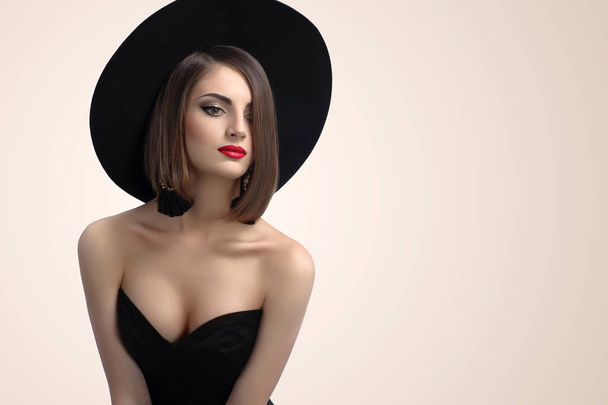 Elegant fashionable woman posing wearing a hat in studio - Foto, Imagem