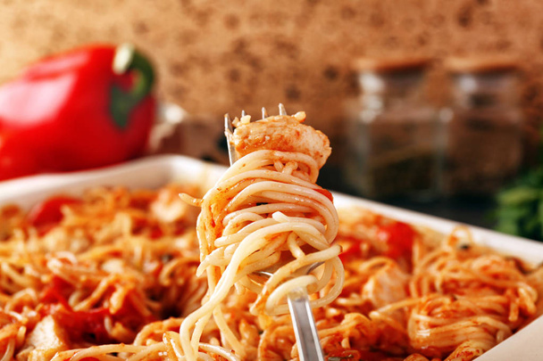Widelec z kurczaka pyszne spaghetti  - Zdjęcie, obraz