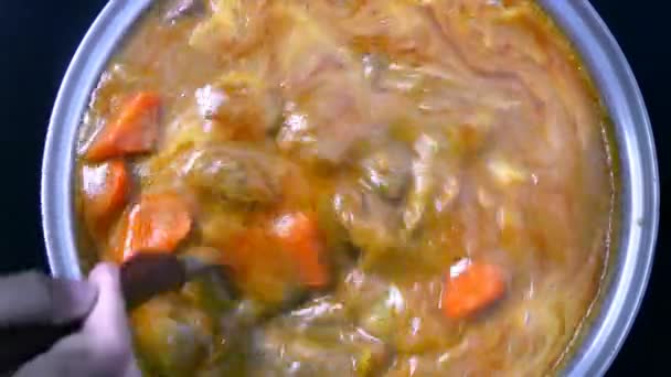 Imágenes 4K, cocinando curry masajista en una olla
,  - Metraje, vídeo