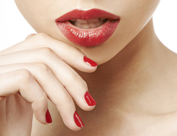 boca femenina con lápiz labial rojo
  - Foto, imagen
