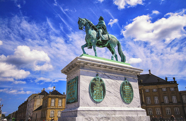 Sculpture de Frederik V sur la place Amalienborg à Copenhague, Danemark
 - Photo, image