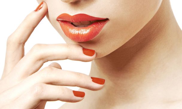 boca femenina con lápiz labial naranja
  - Foto, imagen
