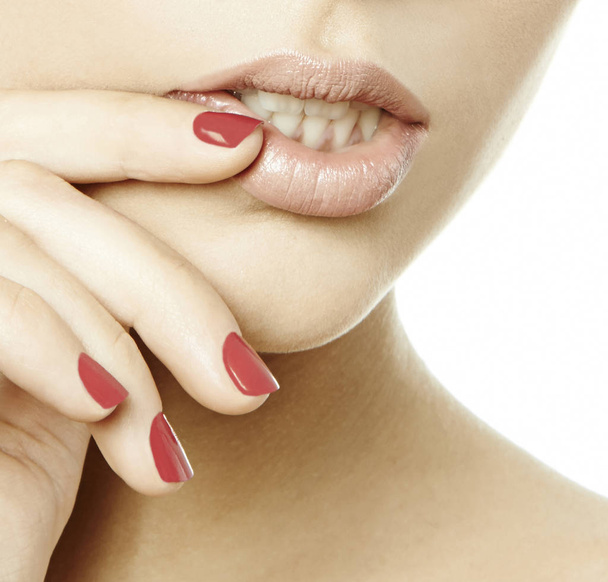  hand aanraken van de mond met roze lippenstift - Foto, afbeelding