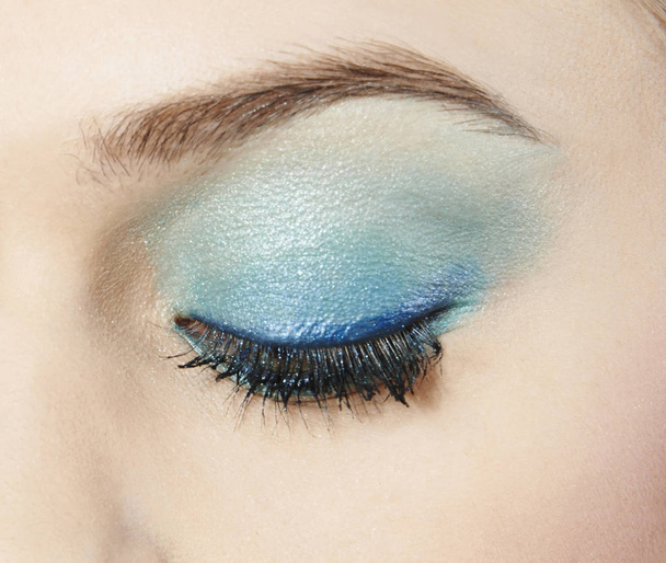 eye with blue eyeshadow - Foto, imagen