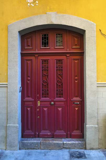 Ahşap vintage kırmızı kapı - Fotoğraf, Görsel
