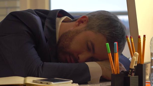 Szép szakállas üzletember alszik reggel a munkahelyére, egyik napról a másikra munka után - Fotó, kép