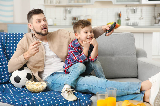 Father and son watching TV  - Foto, afbeelding