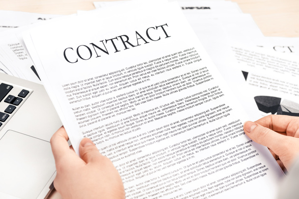 businesswoman with contract documents - Foto, imagen