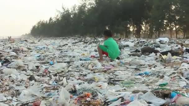 Umweltprobleme, Junge läuft auf Midden - Filmmaterial, Video