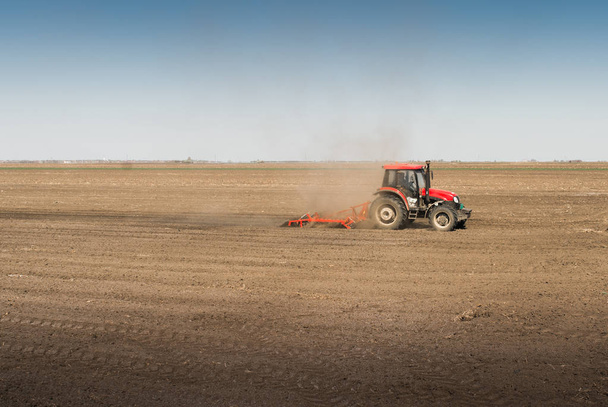 Трактор готовит землю
  - Фото, изображение