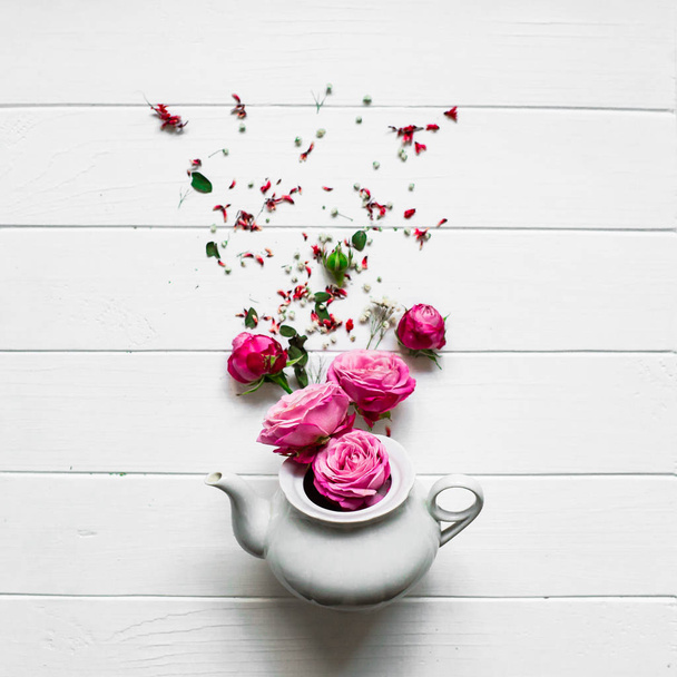 pink roses and tea pot - Photo, Image