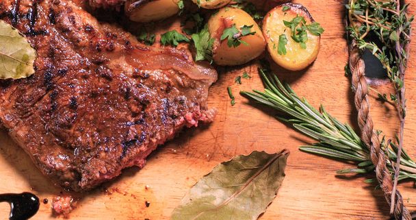 Zár megjelöl kilátás egy bélszín steak, spárga, burgonyával és sült paradicsommal - Fotó, kép