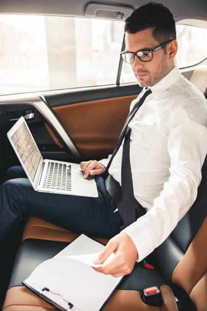 Handsome businessman in car - Foto, Imagen