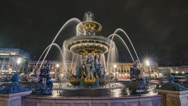 Een fontein in de nacht op Place de la Concorde in Parijs, Frankrijk - Foto, afbeelding