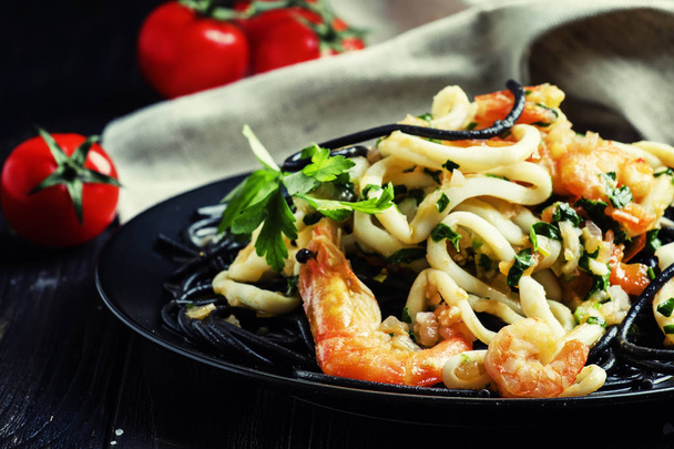 Hot pasta with seafood - Фото, изображение