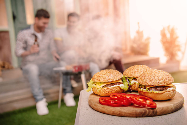 Свежие домашние гамбургеры
  - Фото, изображение