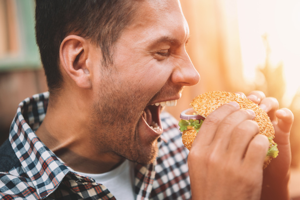 Man eating hamburger  - Photo, Image