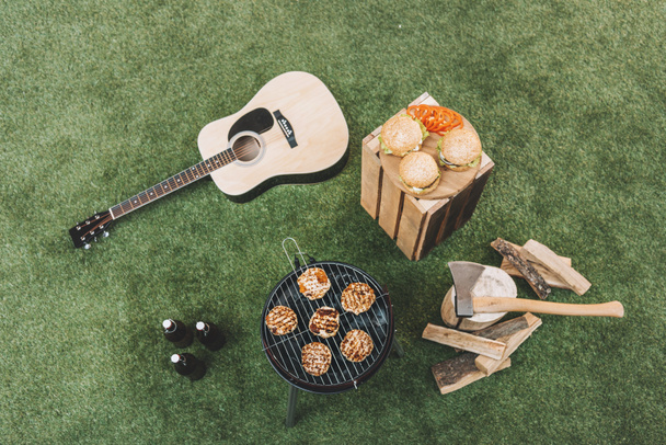 Grill met vlees en gitaar  - Foto, afbeelding