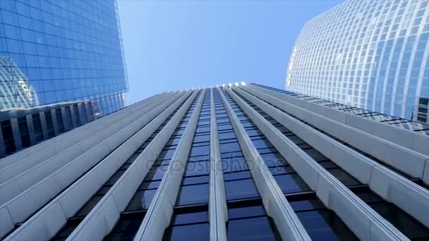Edificio de vidrio alto con capas de piedra de abajo hacia arriba
 - Metraje, vídeo