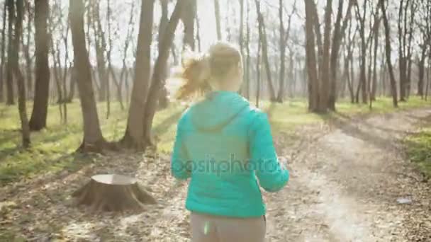 Dziewczyna pracuje, Jogging w parku - Materiał filmowy, wideo