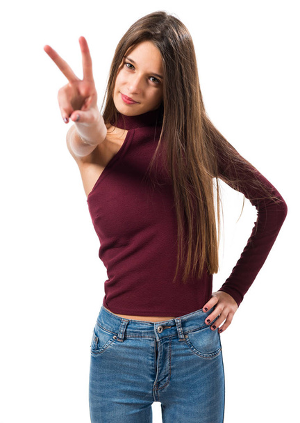 Молода дівчина-підліток робить жест перемоги
 - Фото, зображення