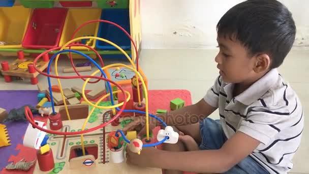 Roztomilý chlapec asijské hře dřevěná hračka - Záběry, video