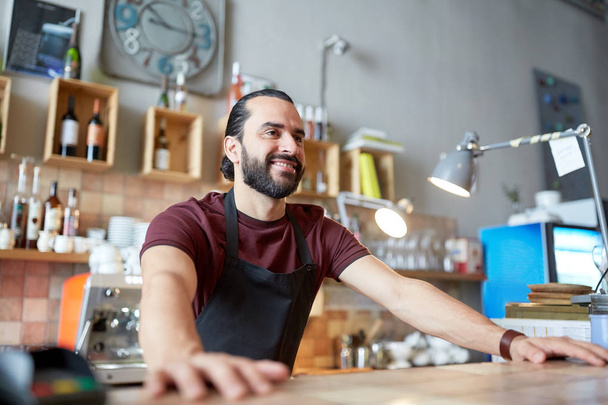 ευτυχισμένος άνθρωπος ή σερβιτόρος σε μπαρ ή καφέ - Φωτογραφία, εικόνα