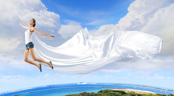 Dançarino de estilo moderno contra o céu azul
 - Foto, Imagem