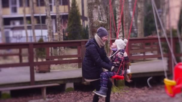 Μητέρα αγκαλιάζει την κόρη - Πλάνα, βίντεο