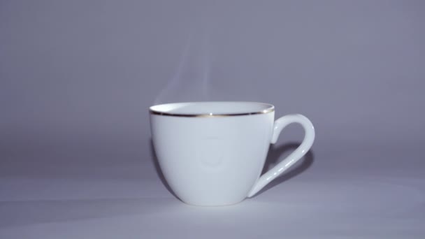 white Cup of hot tea or coffee, steam comes - Séquence, vidéo