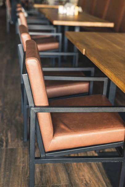 Brązowe miękkie fotele w restauracji - Zdjęcie, obraz