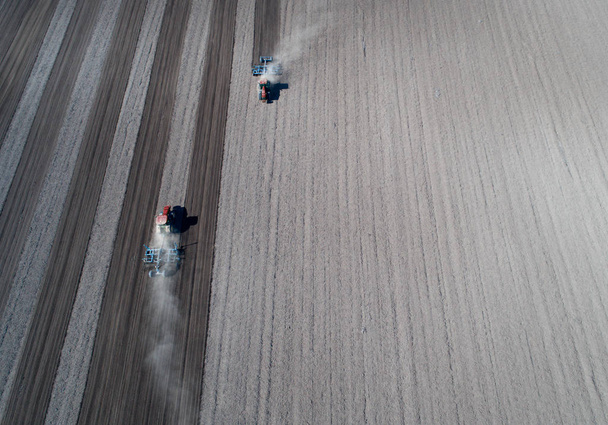 Tracteurs moissonnant le sol
 - Photo, image