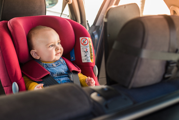 Bebé en asiento de coche
 - Foto, imagen