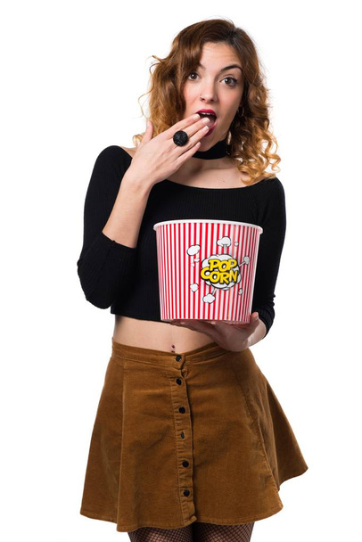 Szép fiatal lány eszik popcorns - Fotó, kép