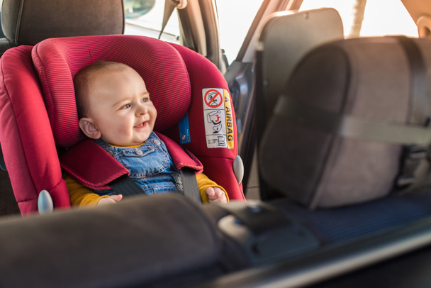 Bebé en asiento de coche
 - Foto, imagen