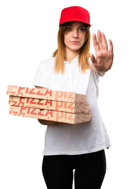 Πίτσα παράδοση γυναίκα κάνοντας σήμα στοπ - Φωτογραφία, εικόνα