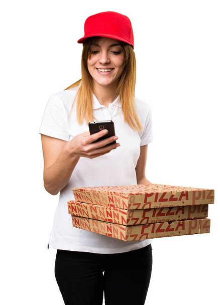 Pizza levering vrouw praten tot mobiele - Foto, afbeelding