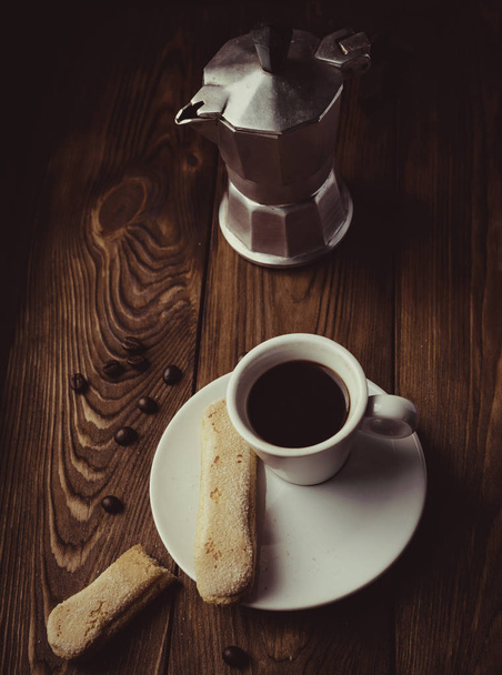 Puchar gorące espresso, moka pot i pliki cookie  - Zdjęcie, obraz