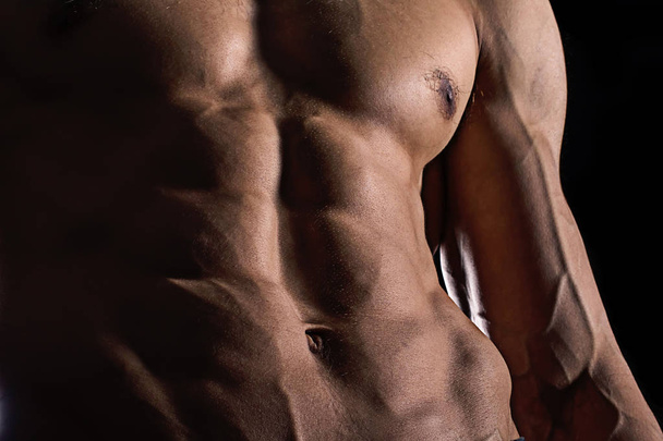 Seksowny mięśni tułowia mężczyzna idealny abs. sześć pakietów z bliska. - Zdjęcie, obraz