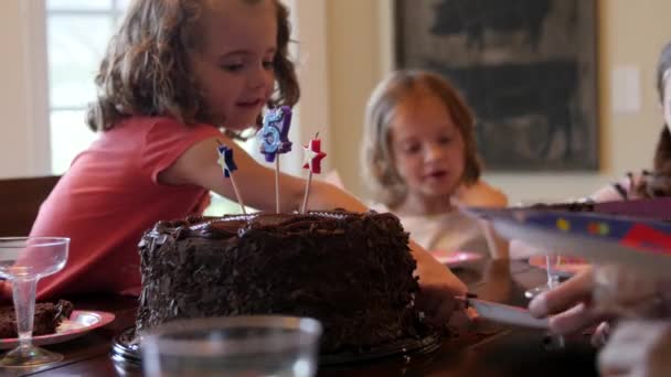 Niños en una fiesta de cumpleaños con pastel de chocolate
 - Metraje, vídeo