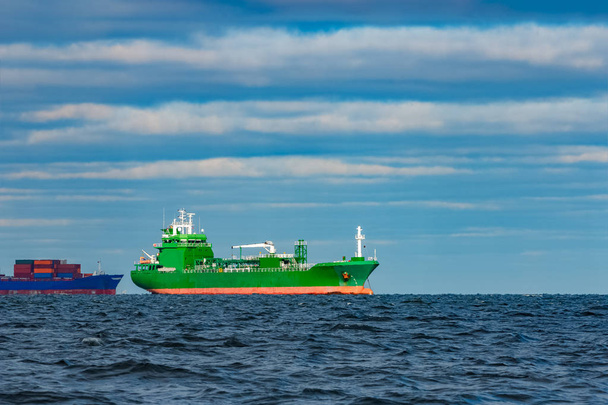 Navire cargo vert amarré
 - Photo, image