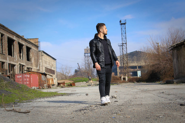 elhagyott gyárban ember tekint vissza - Fotó, kép