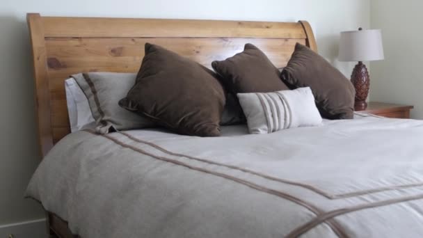 King size bed in een hotelkamer - Video
