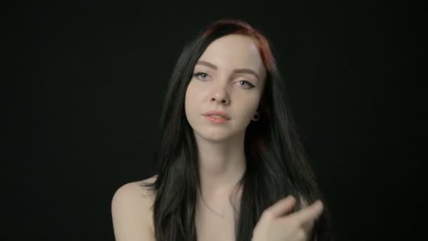 Young woman with naked shoulders - Footage, Video