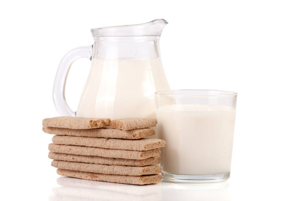 глечик і склянка молока з зерновими хрусткими хлібами ізольовані на білому тлі
 - Фото, зображення